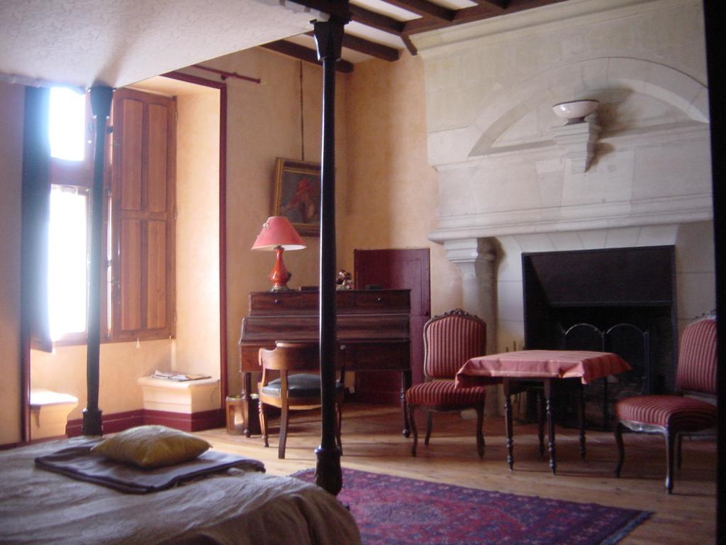 Bed and Breakfast Chateau De La Roche Martel Roiffé Zimmer foto
